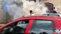 Auto in fiamme su via Matera, a spegnere l'incendio ci pensano i cittadini