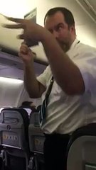 Un steward fait le show pendant les consignes de sécurité