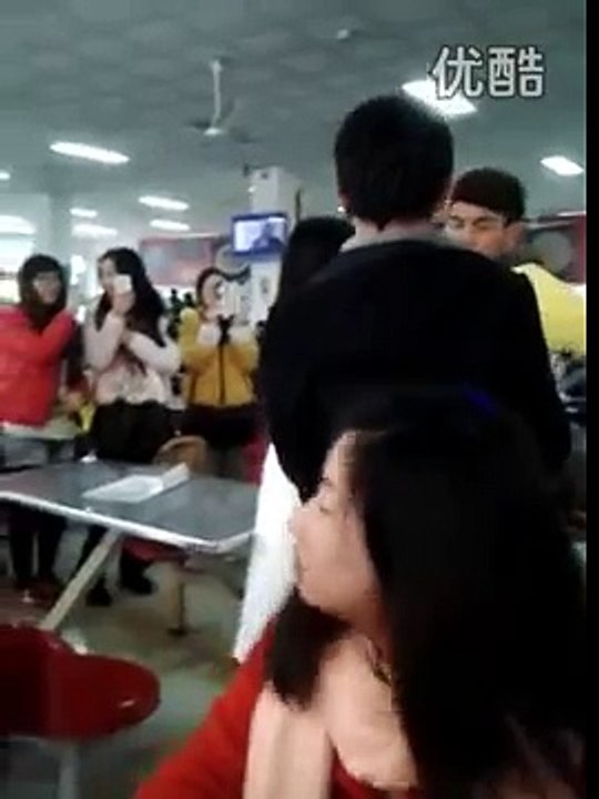 大学食堂惊现美女逼婚！屌丝认怂，美女当场脱光婚纱！