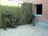 Ce soldat essaye désespérément d’ouvrir la porte