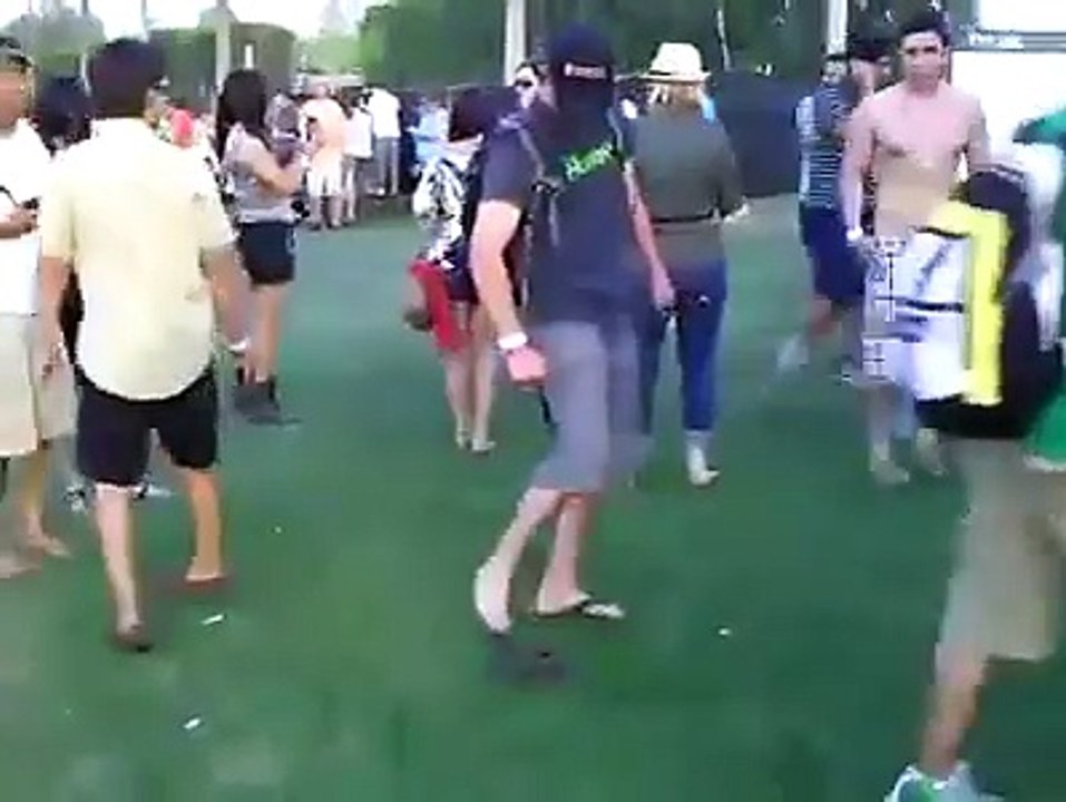 Mec Bourré - Homme Ivre - dans un jardin