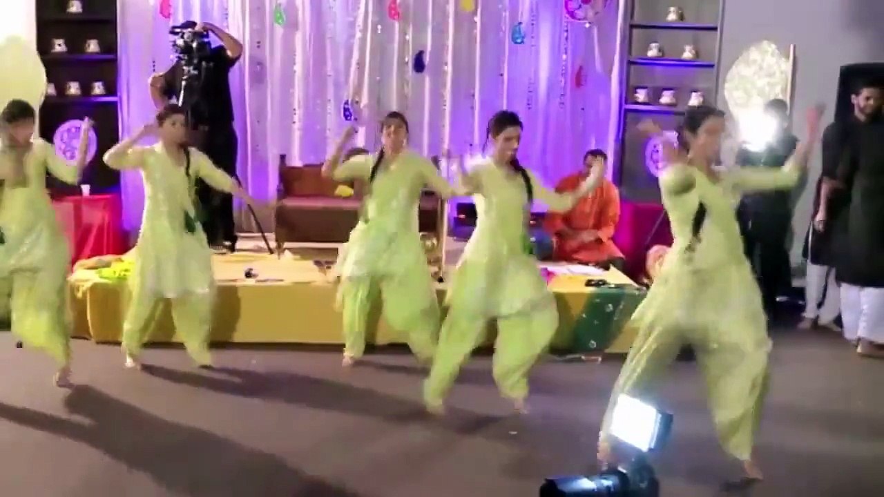 Pakistani Wedding Bride Joins To Dance  Pardesi Girl     FULL HD