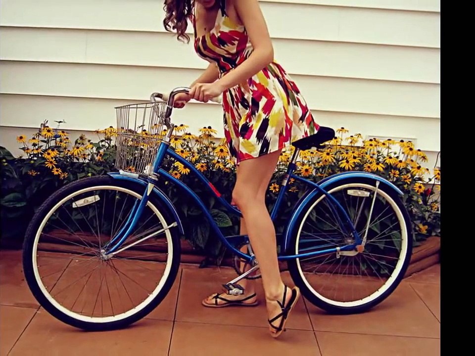 A bike ride, in autumn, girls on bike / Un Paseo en Bicileta, en otoño. Chicas montando bicicletas.