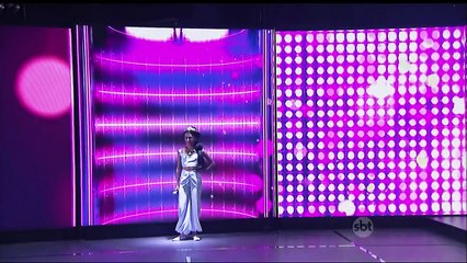 Menina encanta com tema do filme Aladdin