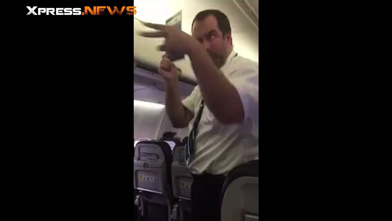 Un steward se lâche pour présenter les consignes de sécurité