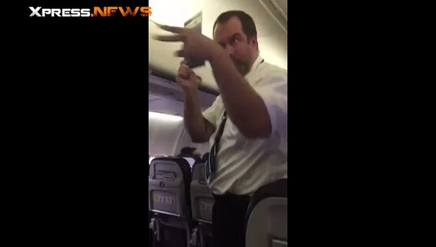 Un steward se lâche pour présenter les consignes de sécurité