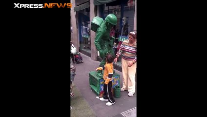 Un artiste de rue s'amuse avec une mère et son fils qui veulent prendre une photo