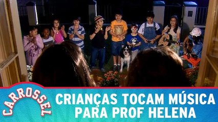 Crianças cantam para a Prof. Helena