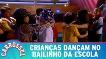 Crianças dançam no bailinho da escola