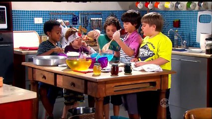 Meninos preparam bolo de aniversário para Mário