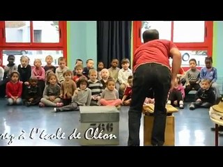 l'apiculteur Olivier Duprez à l'école de Cléon - l'apiculture expliquée aux enfants  (extrait)