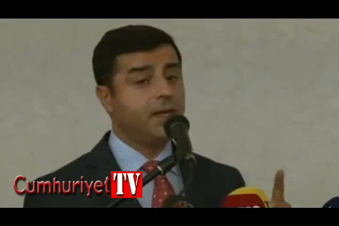 Demirtaş: Sarayda silah sesi bomba sesi duymuyorsun