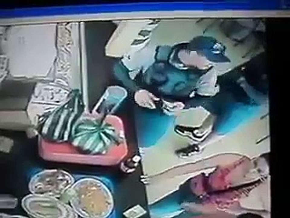CAMARA DE SEGURIDAD CAPTA COMO ASESINAN POLICIAS/Security camera captures how POLICE KILLED