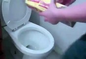 La blague du cellophane dans les toilettes