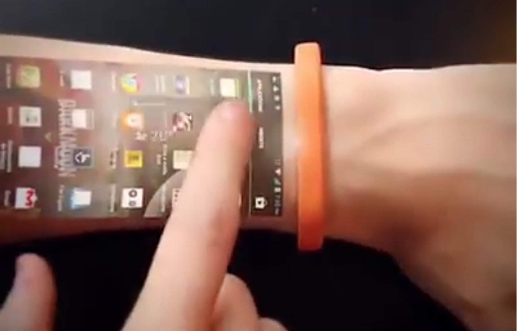 Le smartphone du futur avec écran projeté sur votre bras !, image size:1685x1080