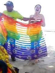 Et vous, Mesdemoiselles, comment allez vous porter votre paréo cet été