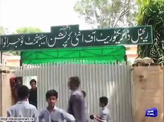 Dunya News - Woman beats up 'lover' cop over false cases