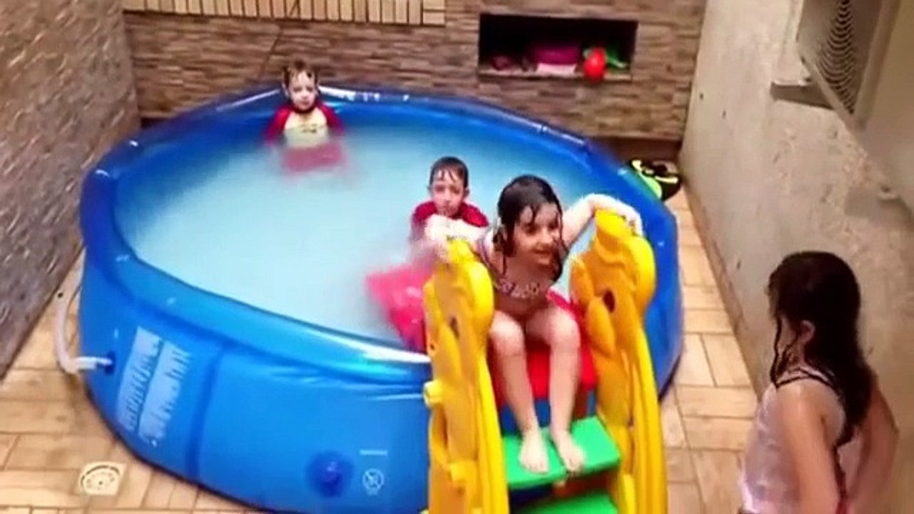 اطفال يسبحون حمام سباحة فى المنزل رائع جدااا 2014