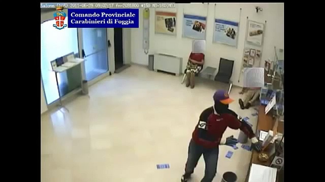 Cerignola (FG) - Video della rapina al Banco di Napoli (09.10.12)
