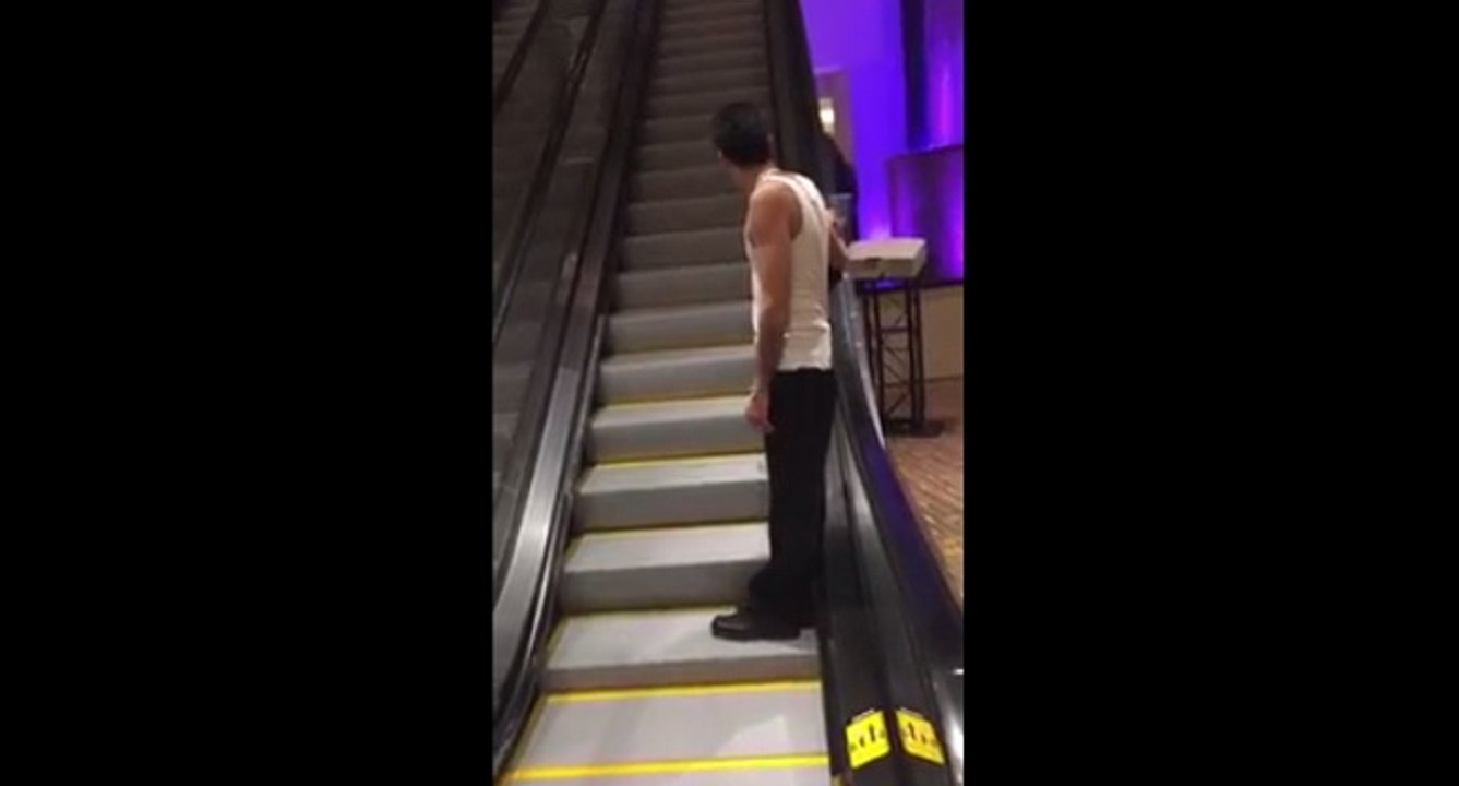 Ivre, il prend un escalator sans fin