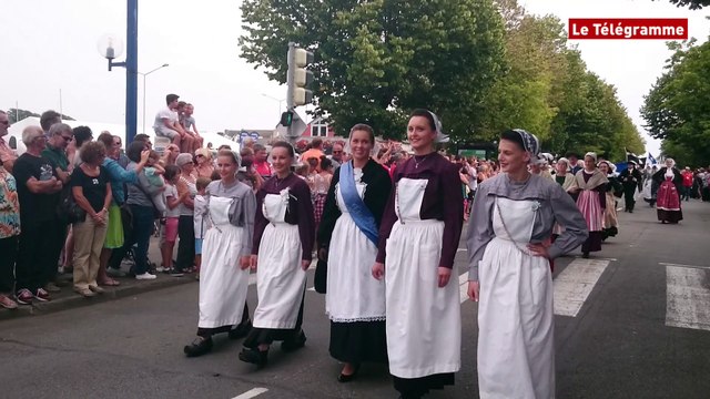 Concarneau. Foule au lancement des Filets Bleus