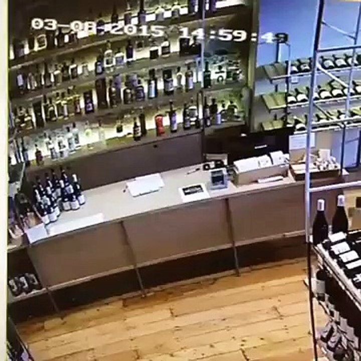 Il sauve une bouteille de vin