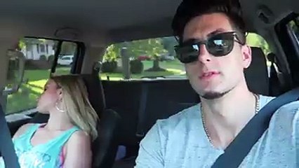 Humor: Le hizo creer a su novia que iban a chocar y así fue su reacción