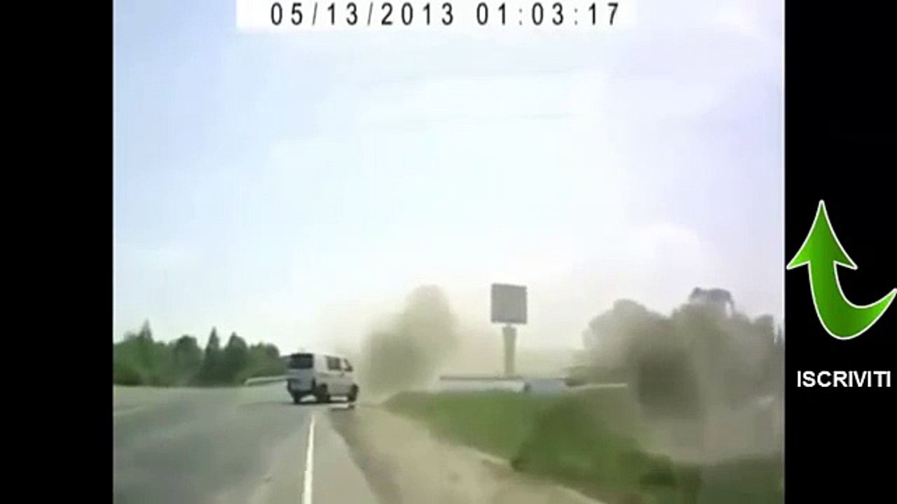 GTA per le strade, incidente brutale di una macchina (INCREDIBILE)