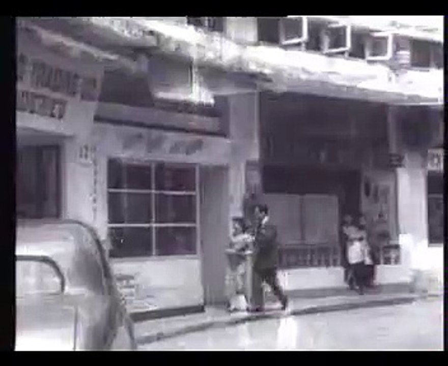 張瑛與周坤玲漫步在20世紀50年代的香港