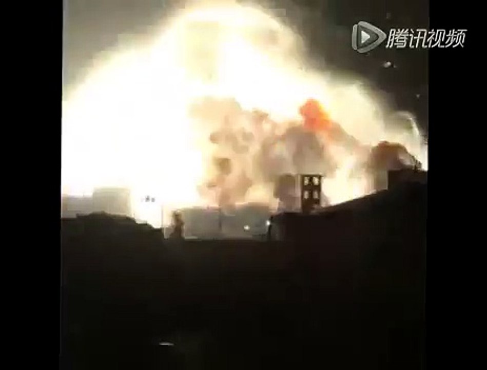 直击天津滨海新区爆炸瞬间 现场响声震天