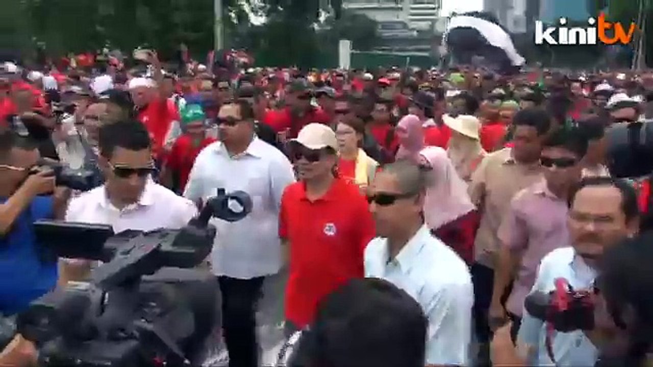 2.30pm:  Anwar Ibrahim tiba di Dataran Merdeka