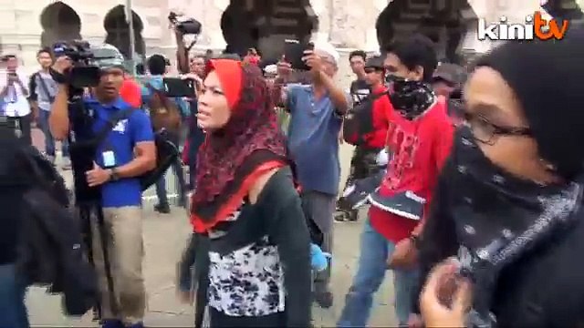 Tensions flare between 'anarchists', media at end of GST rally