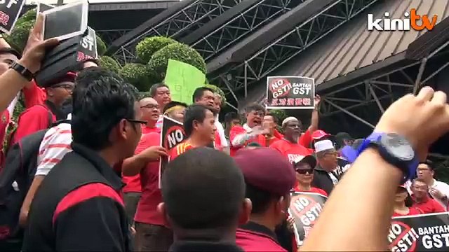 2pm: 'Tolak, tolak GST' bergema ke arah Dataran Merdeka