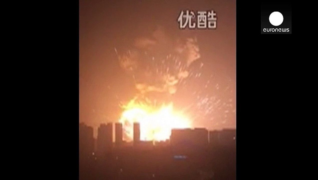 Enorme explosion de produits chimiques à Tianjin en Chine