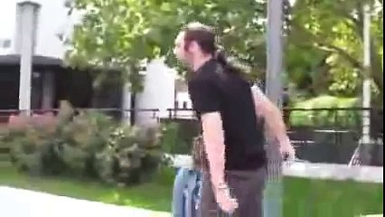 Un pasteur Africain se fait agresser par un homosexuel en plein prêche !