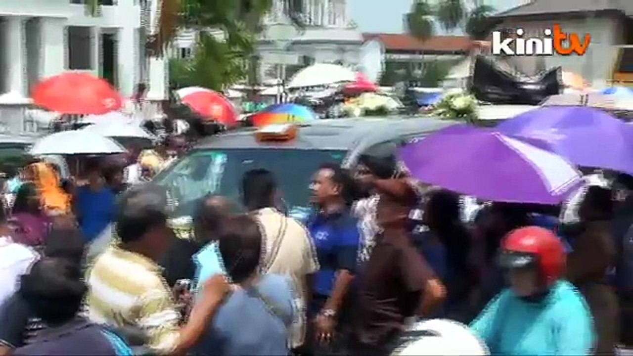 12:00pm: Crowds chants 'Karpal Singh' all along the way