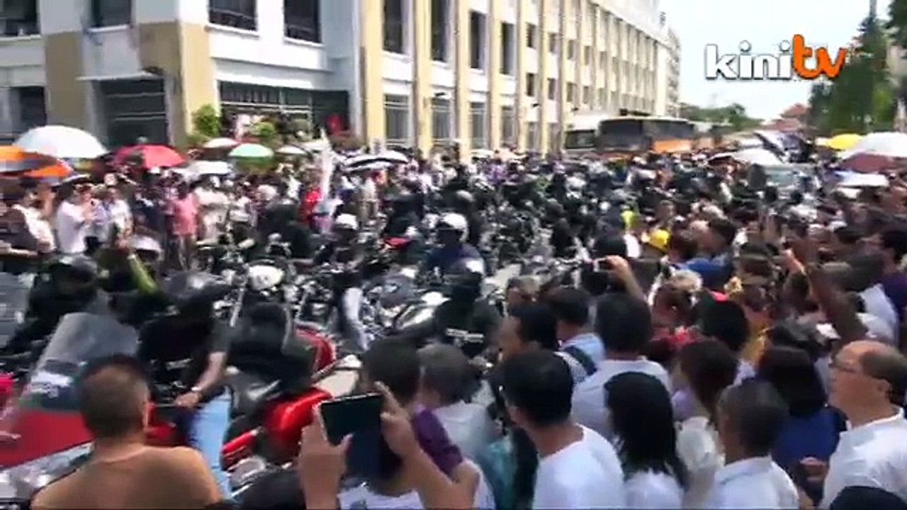 12:30 pm: Karpal Singh given a hero's send-off