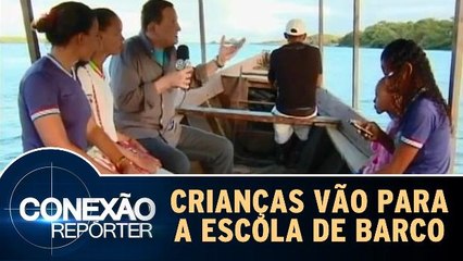 Crianças vão a escola em barco perigoso