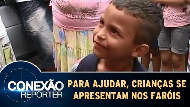 Crianças se apresentam nos faróis para ajudar os pais