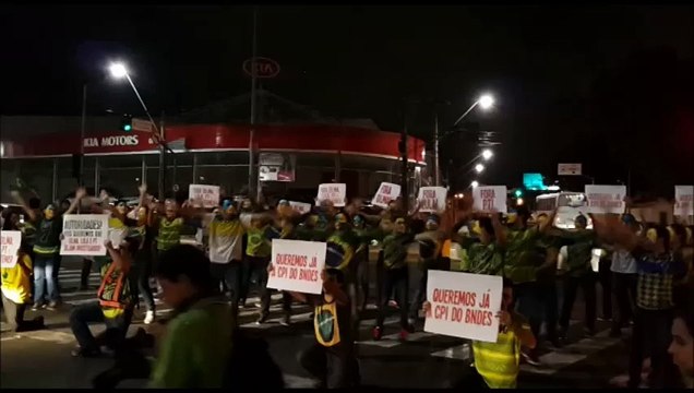 Manifestantes dançam em novo ato contra Dilma