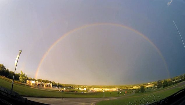 Captan arcoiris en medio de rayos en una tormenta eléctrica