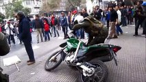 Queman motos de carabineros en enfrentamiento con manifestantes
