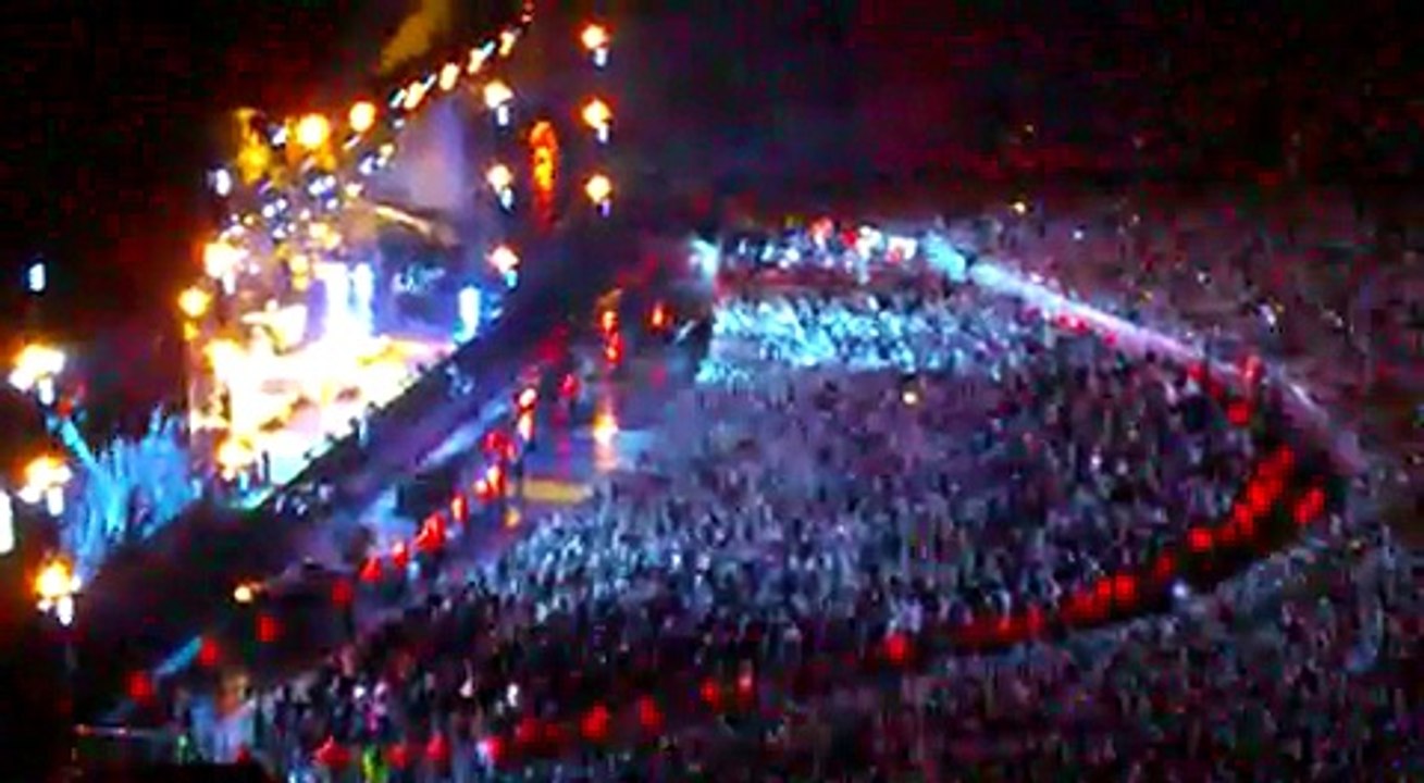 Oasis at Wembley, the crowd sings Don't look back in anger