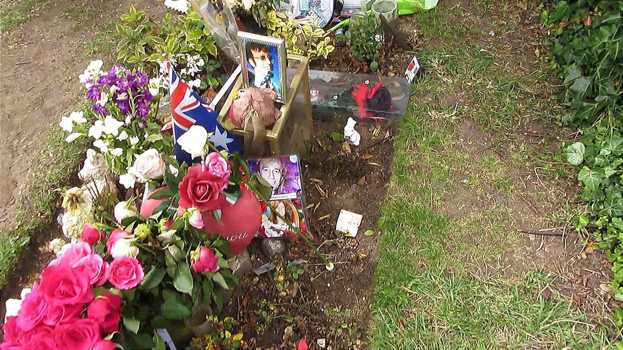 Robin and Andy Gibb's grave