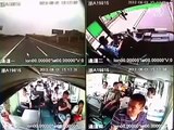 Tài xế xe bus ở Trung Quốc bị đâm thủng bụng nhưng vẫn cứu các hành khách