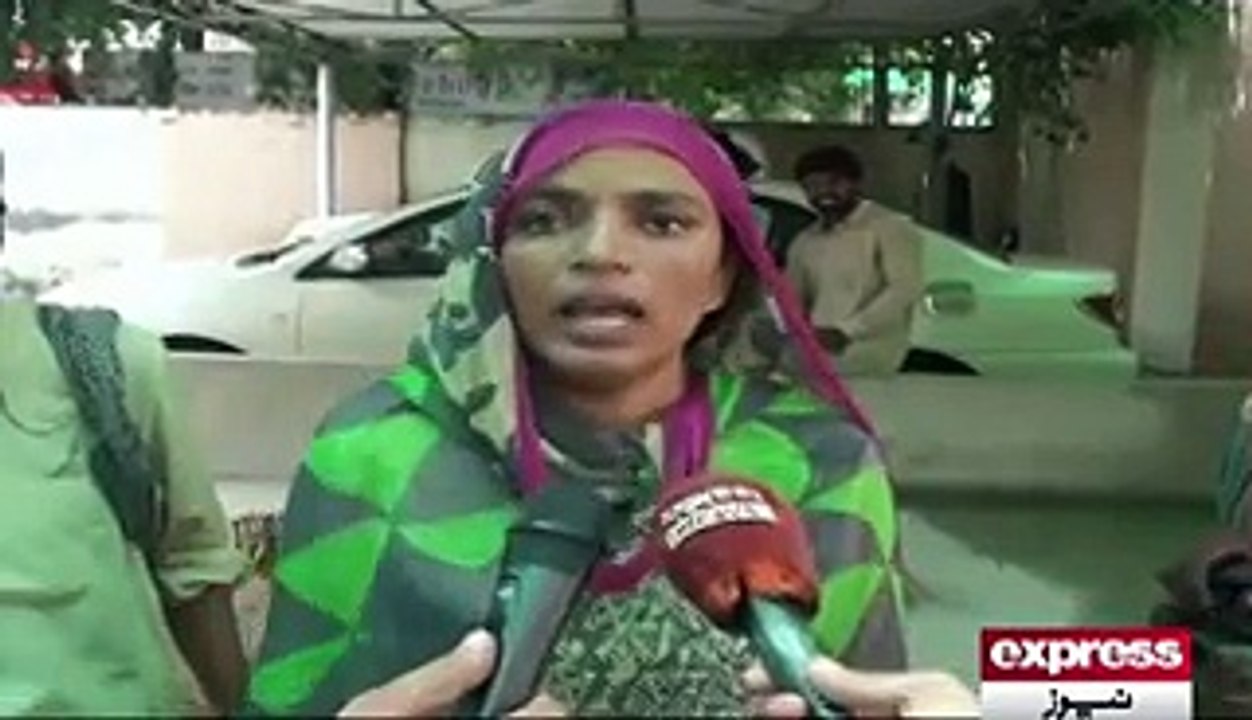 Gujranwala DSP was beaten by a women in police station 13-08-2015