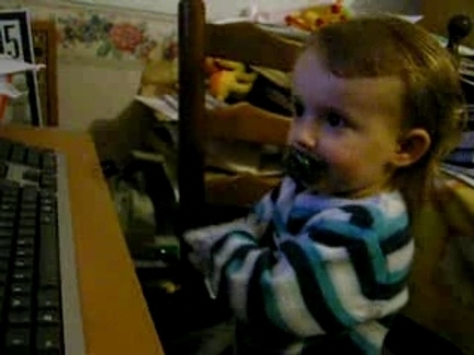 Bébé devant l'ordi