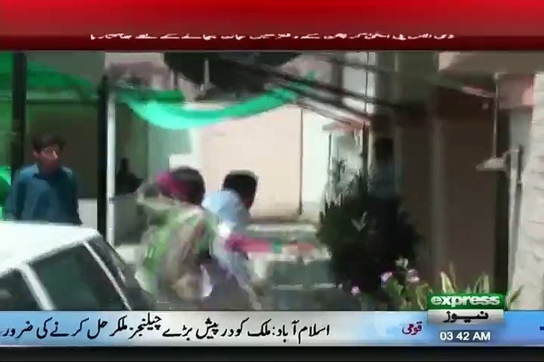 Brave Woman Publicly Beating Serving DSP in Gujranwala, DSP Ran Away - Video Dailymotion