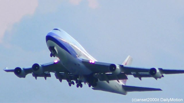 Hong Kong Airport Plane Spotting at Sunset. Spectacular Takeoffs and Landings