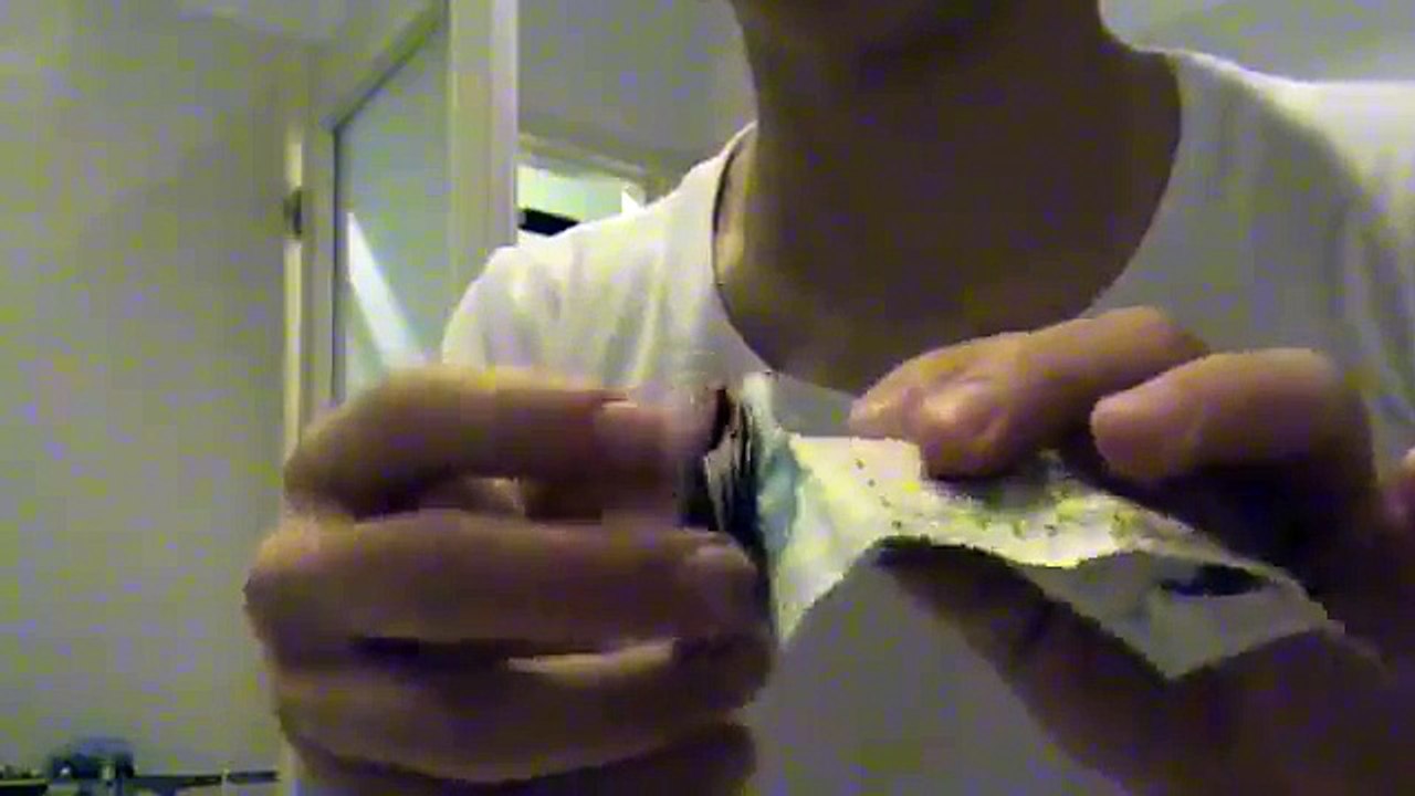 Tour de Magie 1 : Le billet de  10€ transformé. (+Explication)